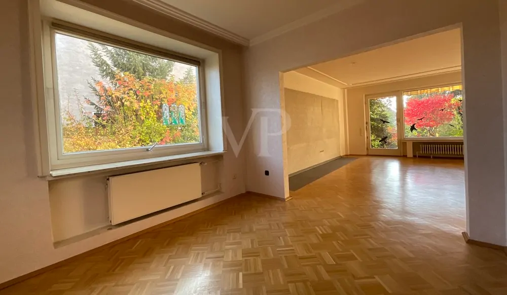 Essbereich mit Blick ins Wohnzimmer