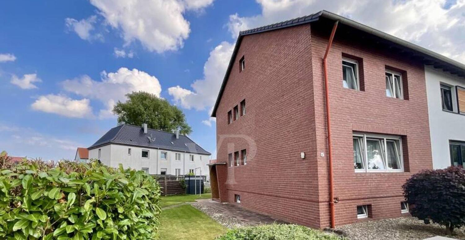 DHH mit 2 Vollgeschossen, Keller und ausbaufähigem Dachgeschoss in Sehnde!