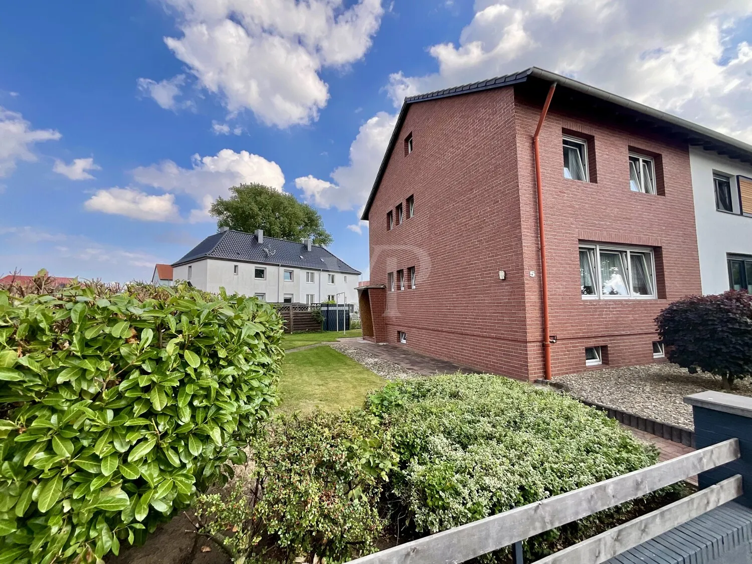 DHH mit 2 Vollgeschossen, Keller und ausbaufähigem Dachgeschoss in Sehnde!