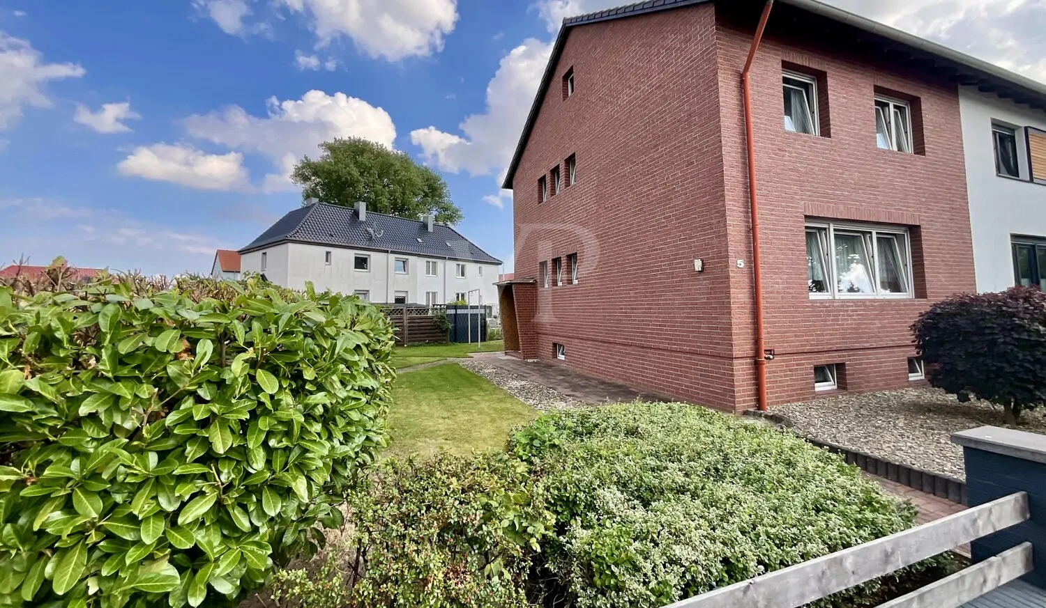 DHH mit 2 Vollgeschossen, Keller und ausbaufähigem Dachgeschoss in Sehnde!