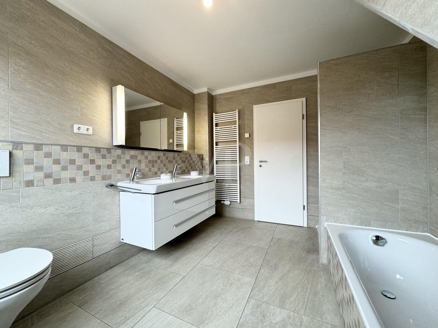 Badezimmer mit Dusche und Wanne