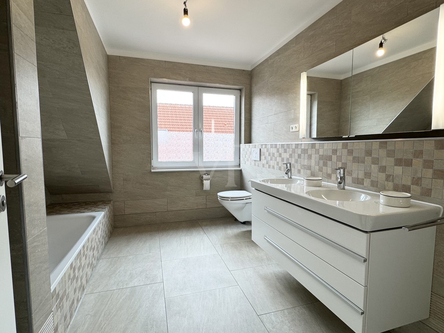 Badezimmer mit Dusche und Wanne