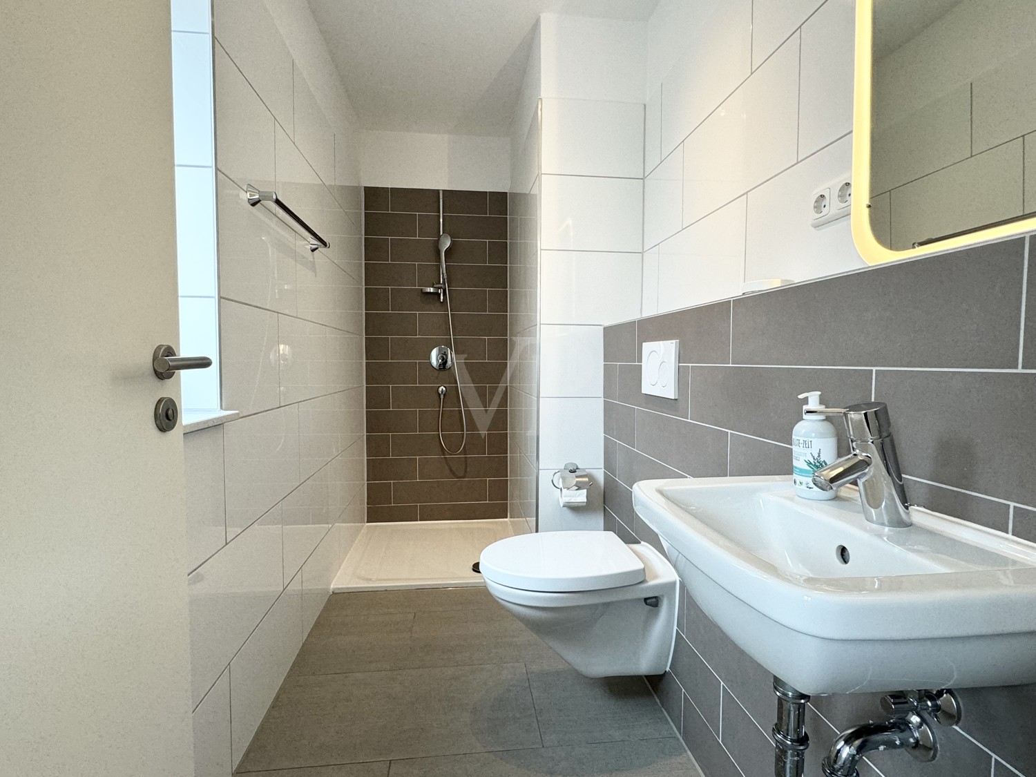 Badezimmer mit Dusche