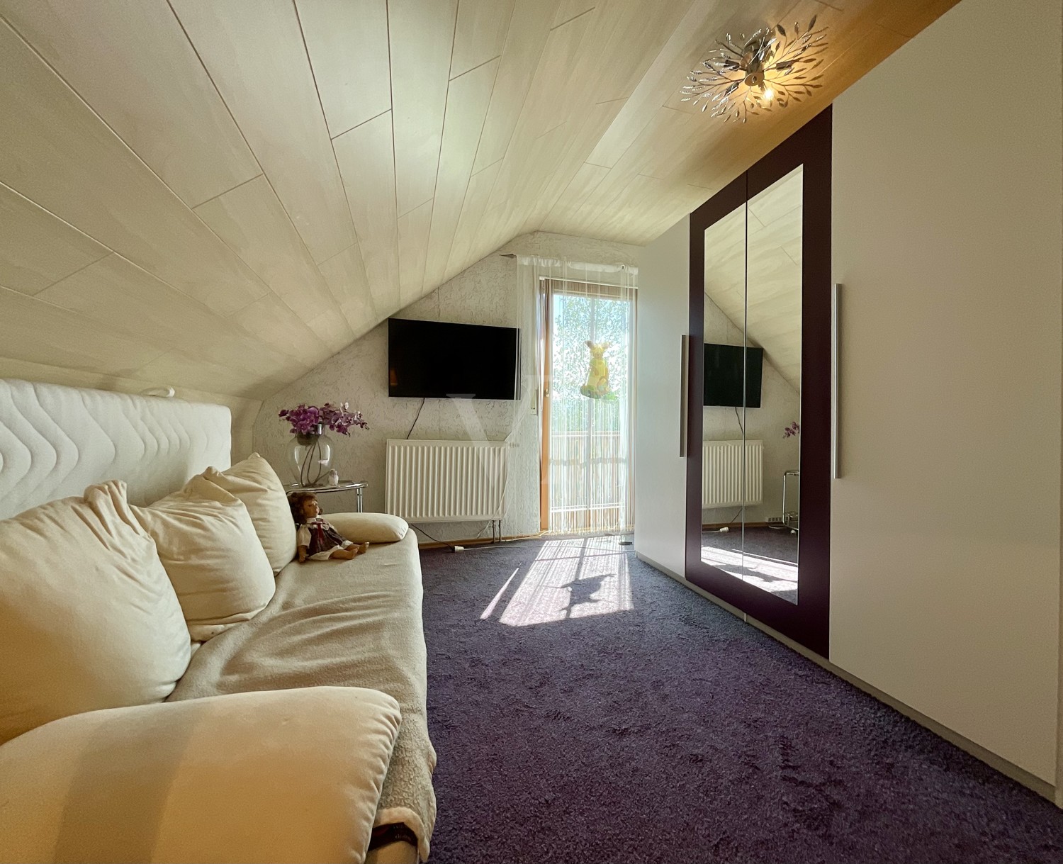 Zimmer 2 mit Zugang zum Balkon