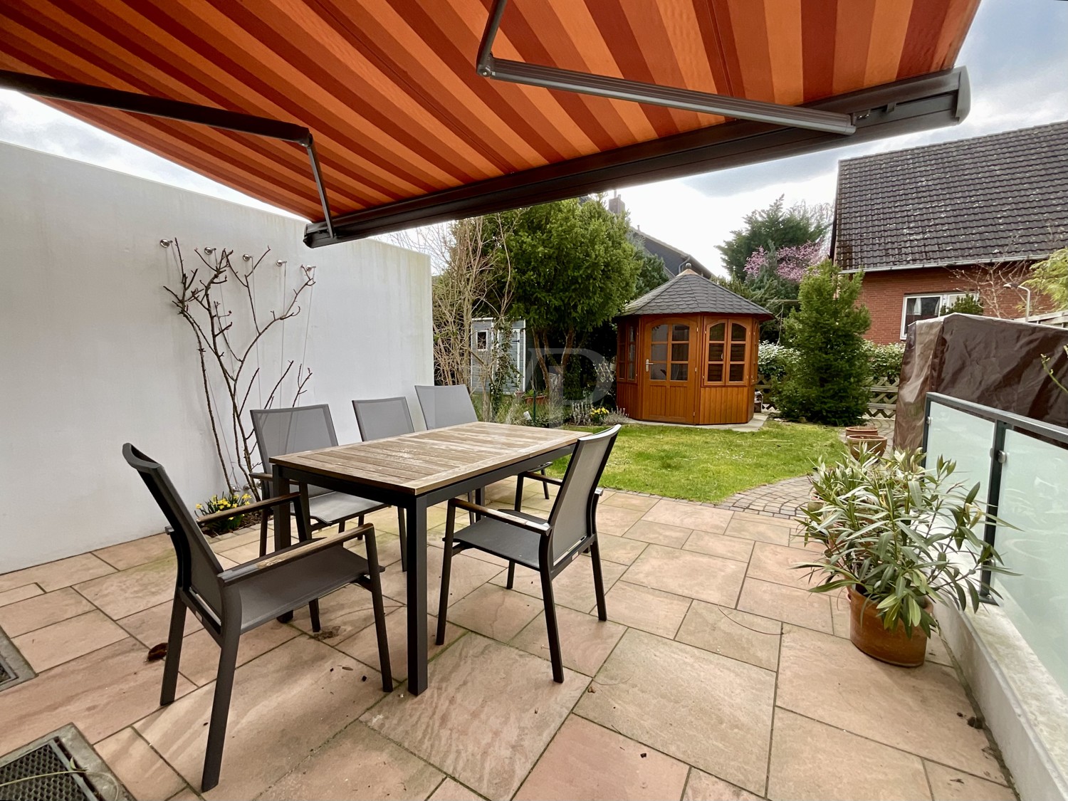 Terrasse mit elektrischer Markise