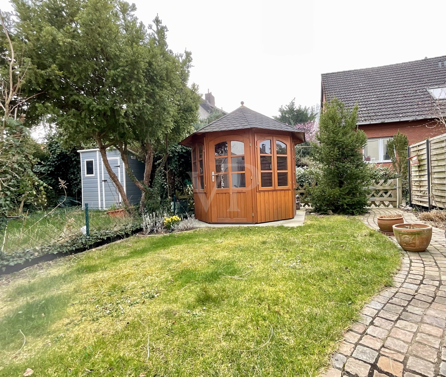 Garten mit Pavillon
