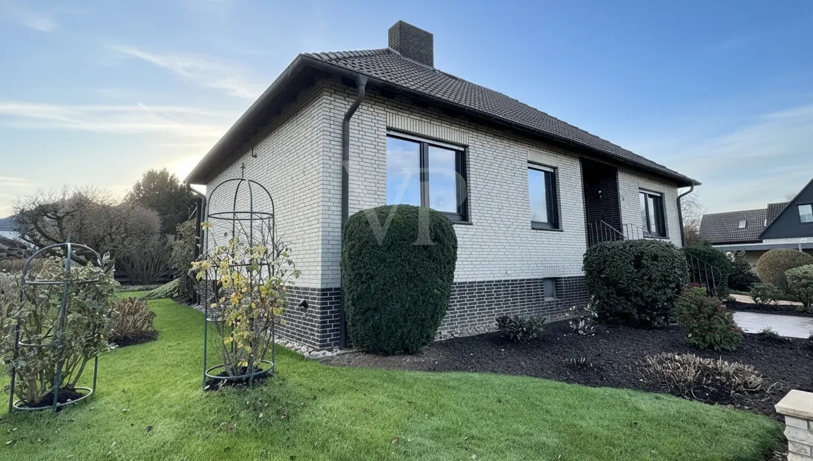 Charmanter Winkelbungalow mit Kamin, sonniger Terrasse und Vollkeller in Gestorf zu verkaufen!