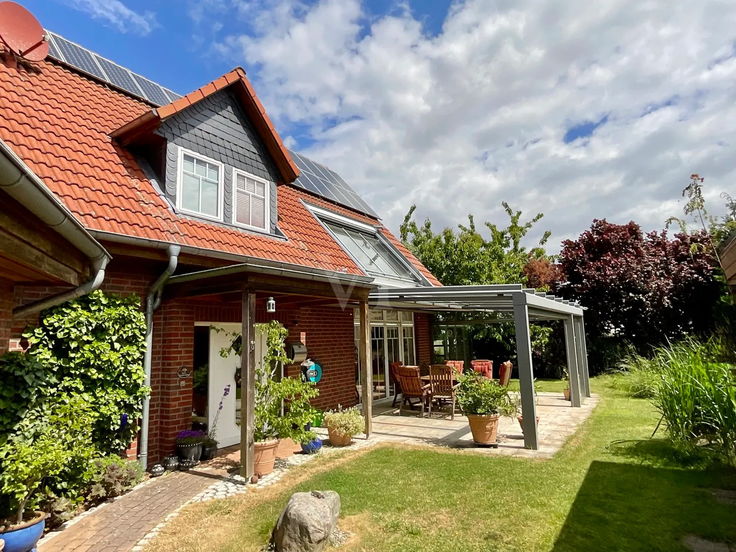 Hausansicht mit Sommergarten