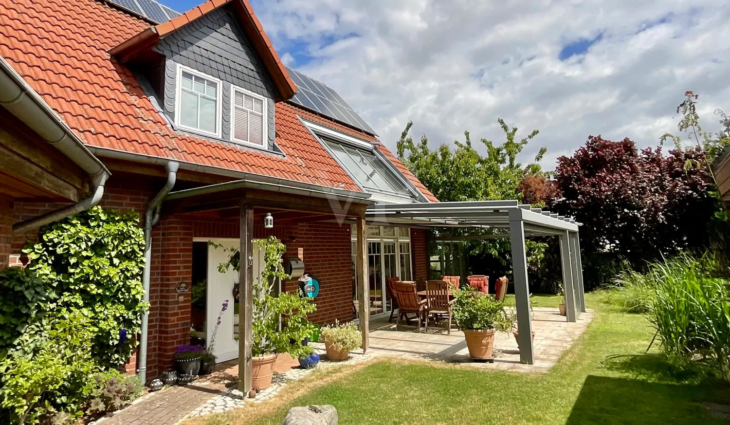 Hausansicht mit Sommergarten