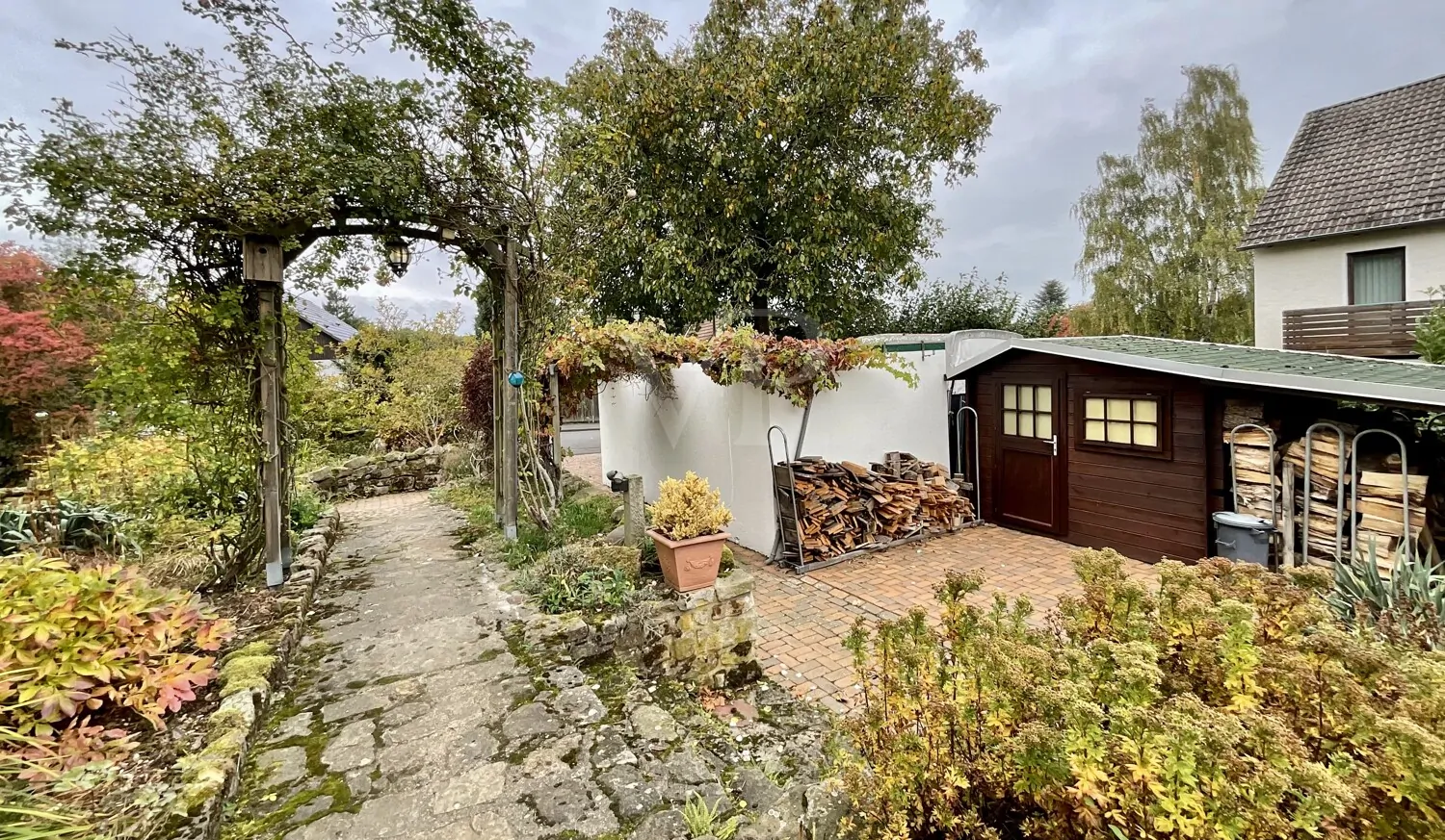 Zuwegung und Gartenhaus mit Terrasse