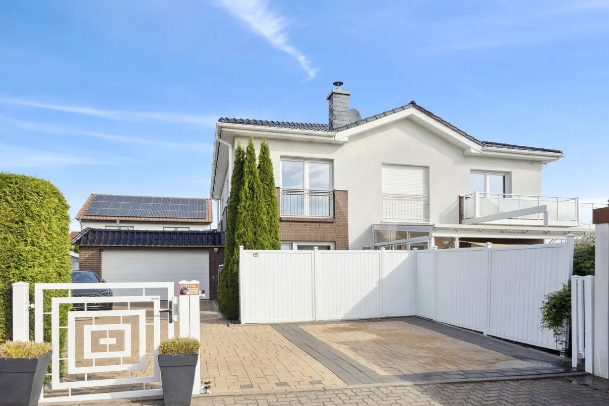 Representative, light-filled detached house on the edge of a field!
