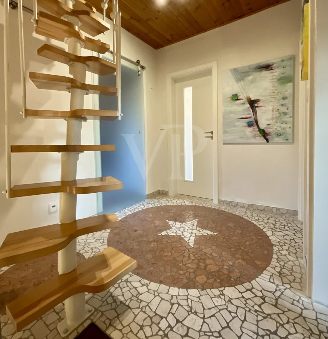 Flur mit Raumspartreppe