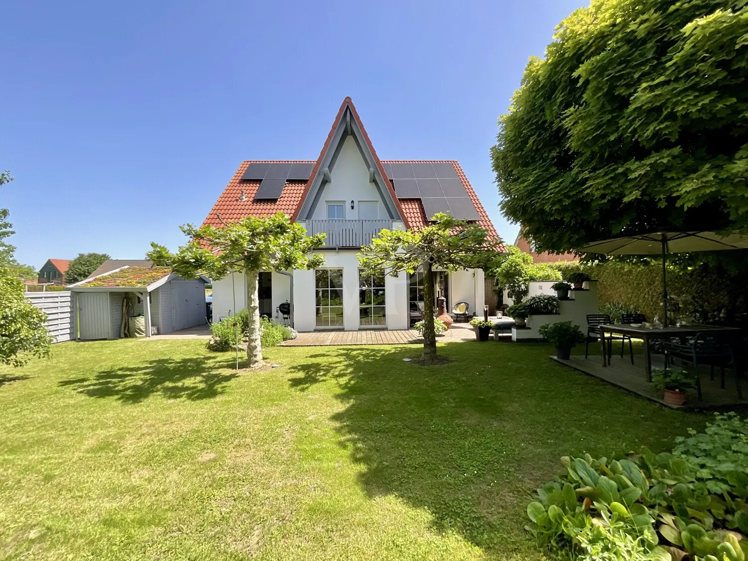 Energiebewusstes Wohnen: Modern ausgestattetes Einfamilienhaus  mit Traumgarten in Jeinsen!