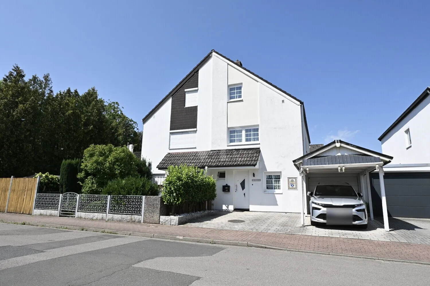 Viel Platz für Ihre Wohnträume: Großzügige Doppelhaushälfte mit Pool und Wintergarten!