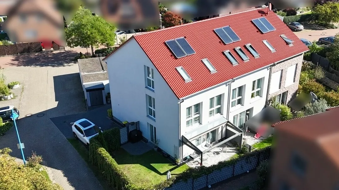 Modernes Reihenendhaus in Rethen – lichtdurchflutet, großzügig und bezugsbereit!