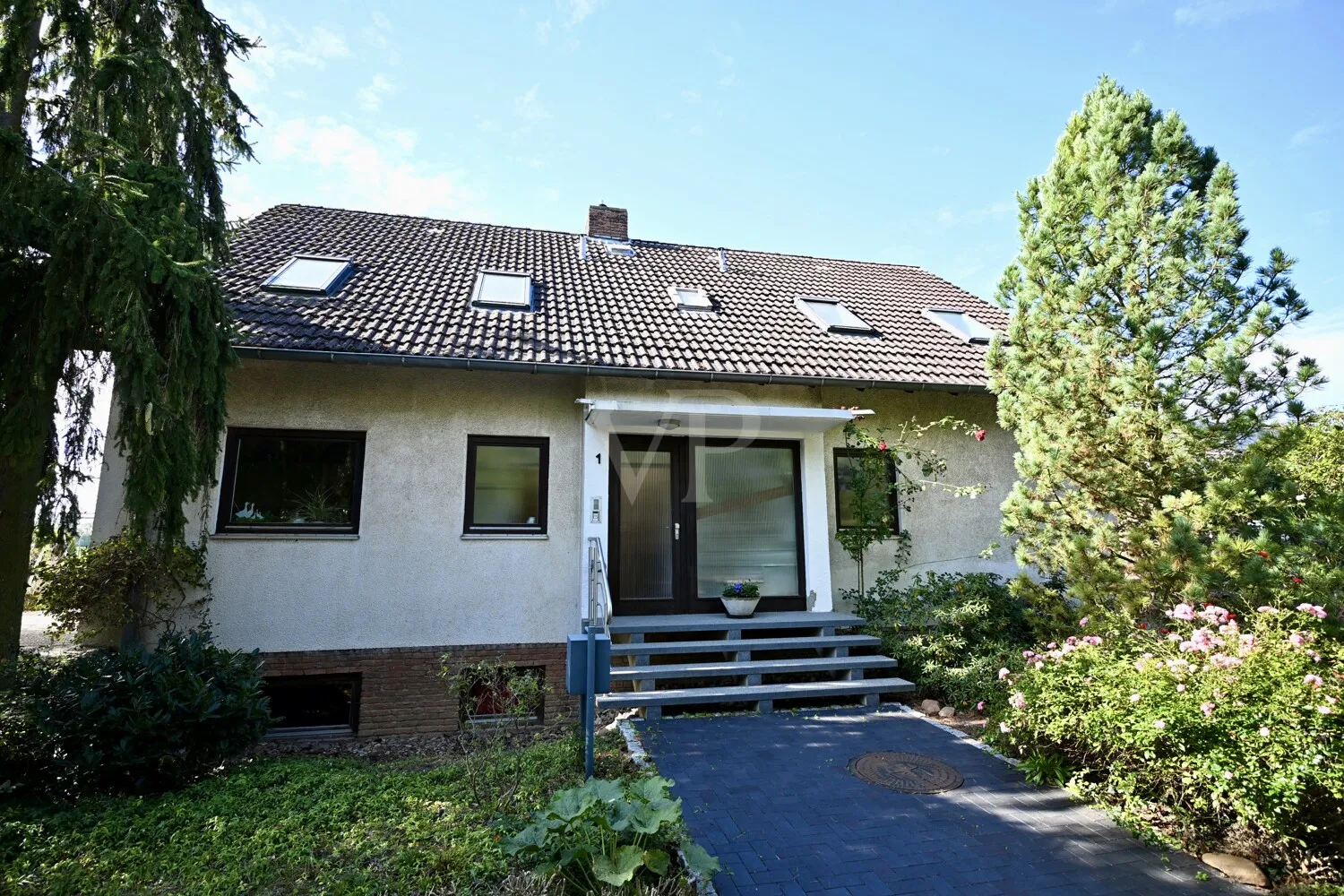Raum für individuelle Wohnkonzepte – Dreiparteienhaus mit großzügigem Grundstück