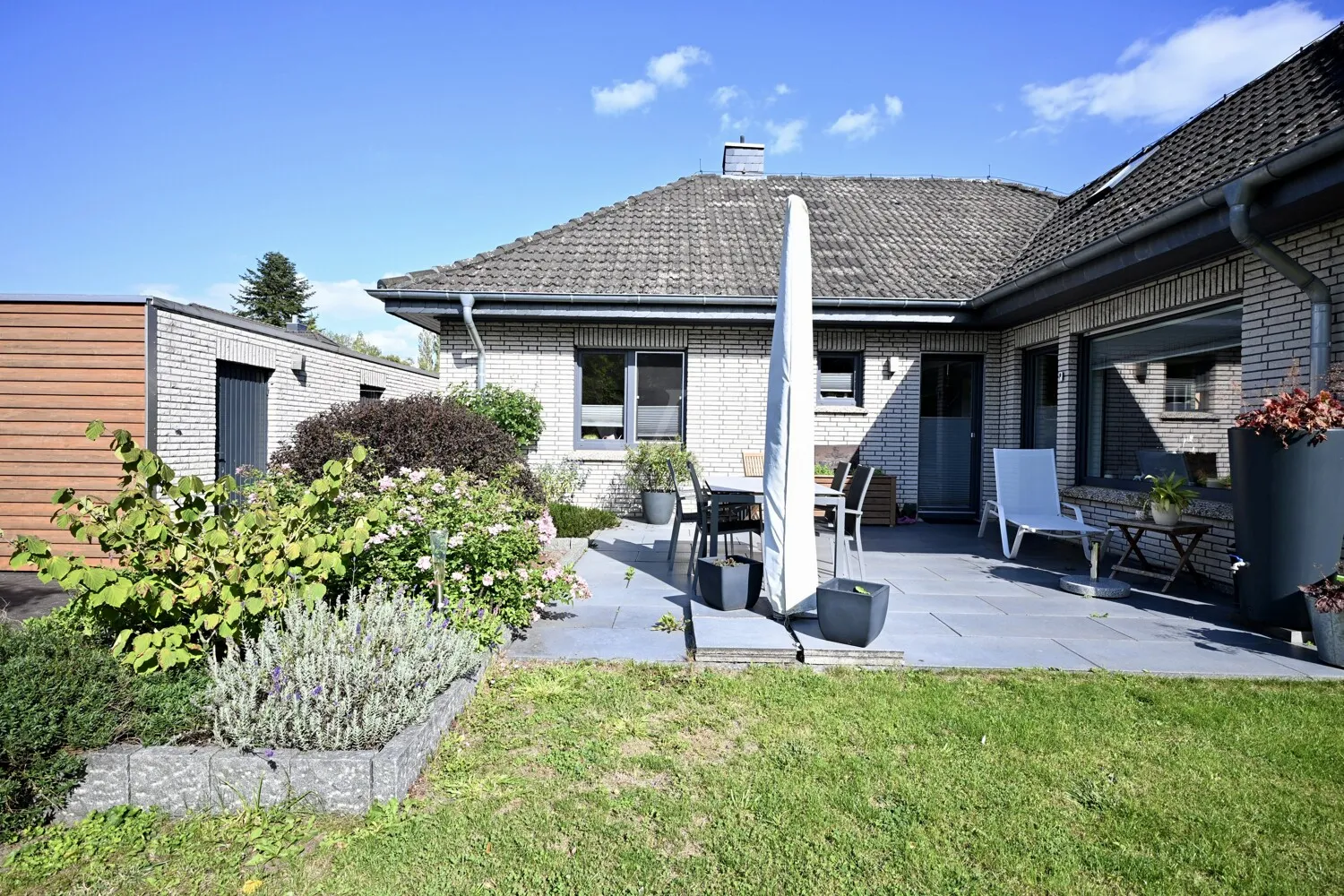 Attraktiv modernisierter Bungalow mit Garage und zusätzlicher Nutzfläche im ausgebauten Dachgeschoss