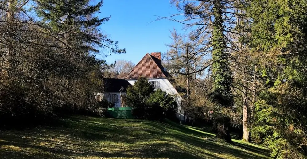 Villa mit Atelierräumen auf besonderem Grundstück, jeweils mit Potential