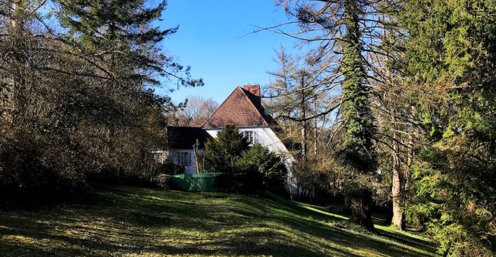 Villa mit Atelierräumen auf besonderem Grundstück, jeweils mit Potential
