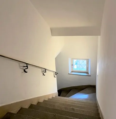 Treppe ins UG und Einliegerwohnung