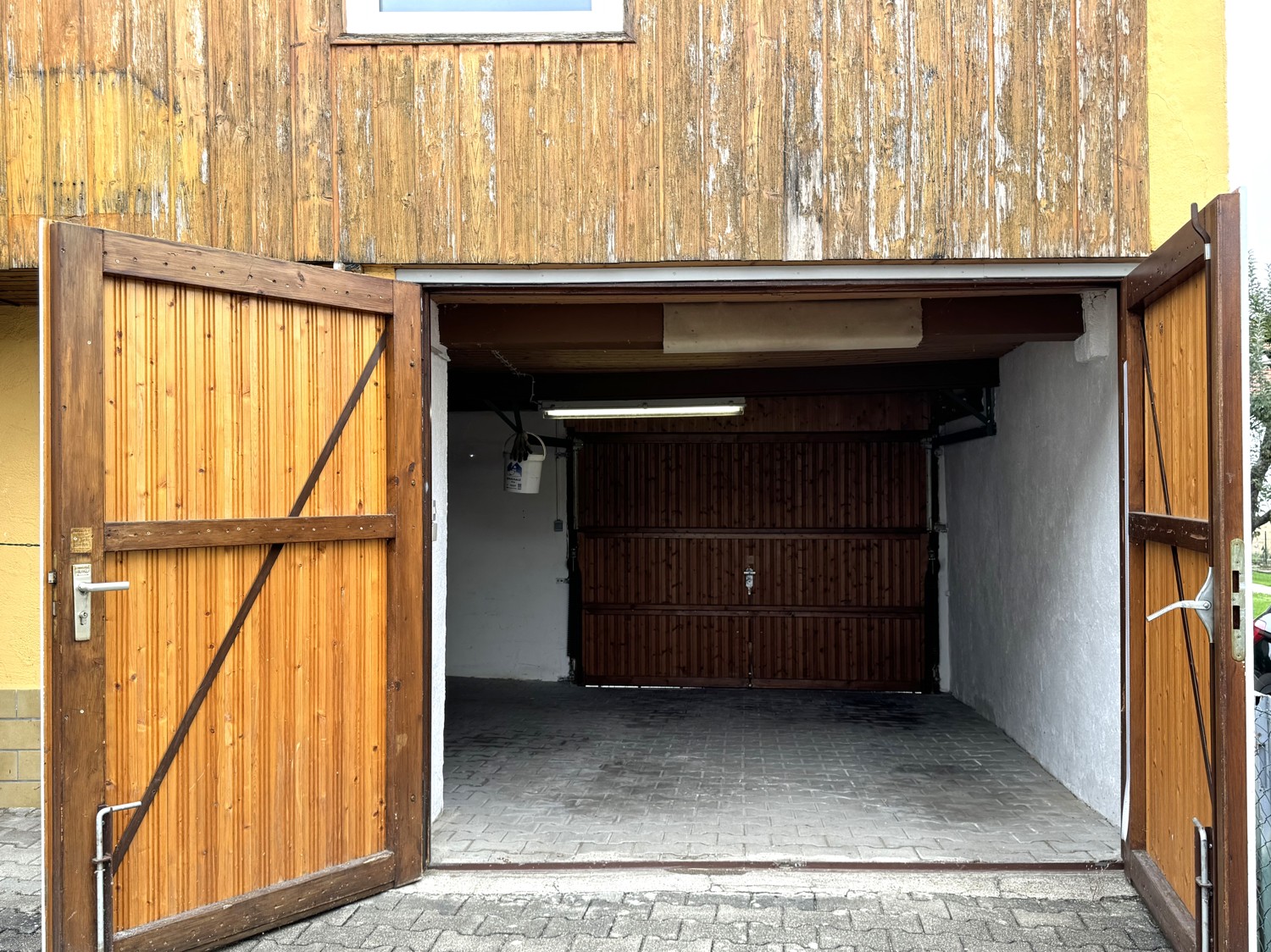 Garage Durchfahrt auf Straße