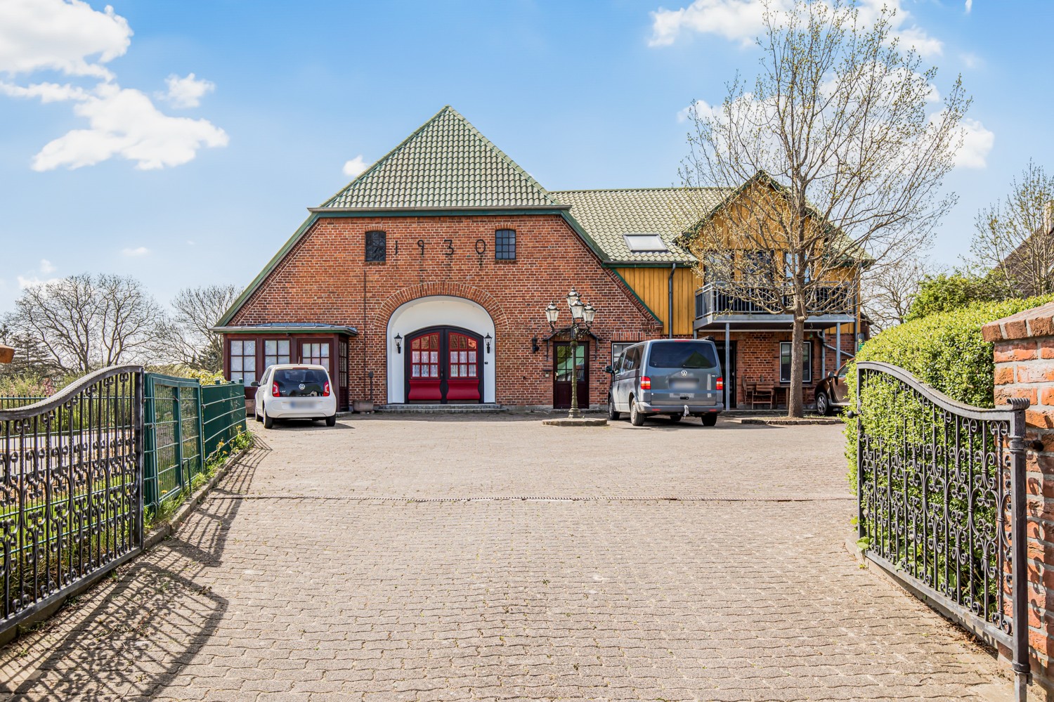 Haus und Auffahrt