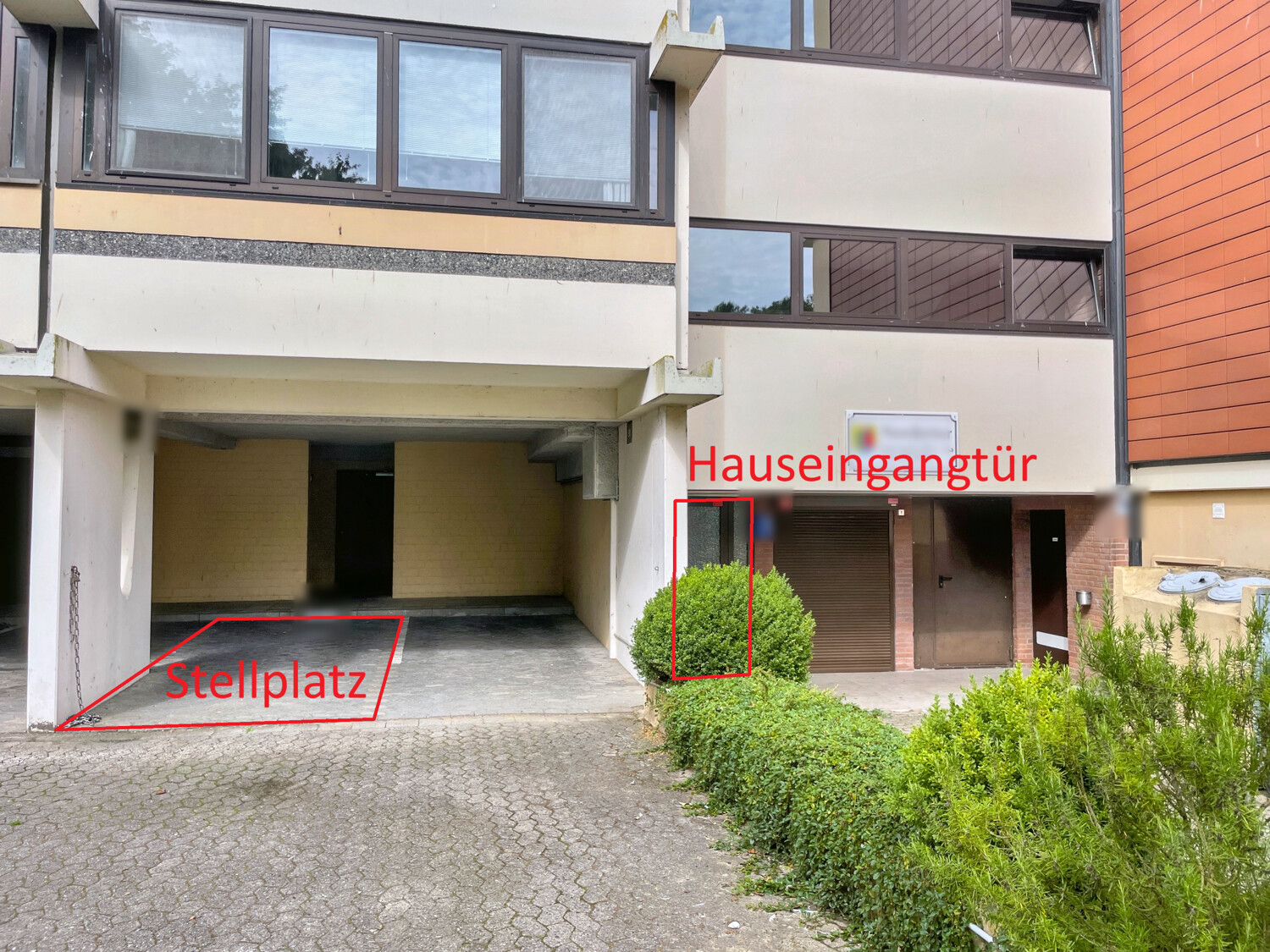 Hauseingang und Stellplatz