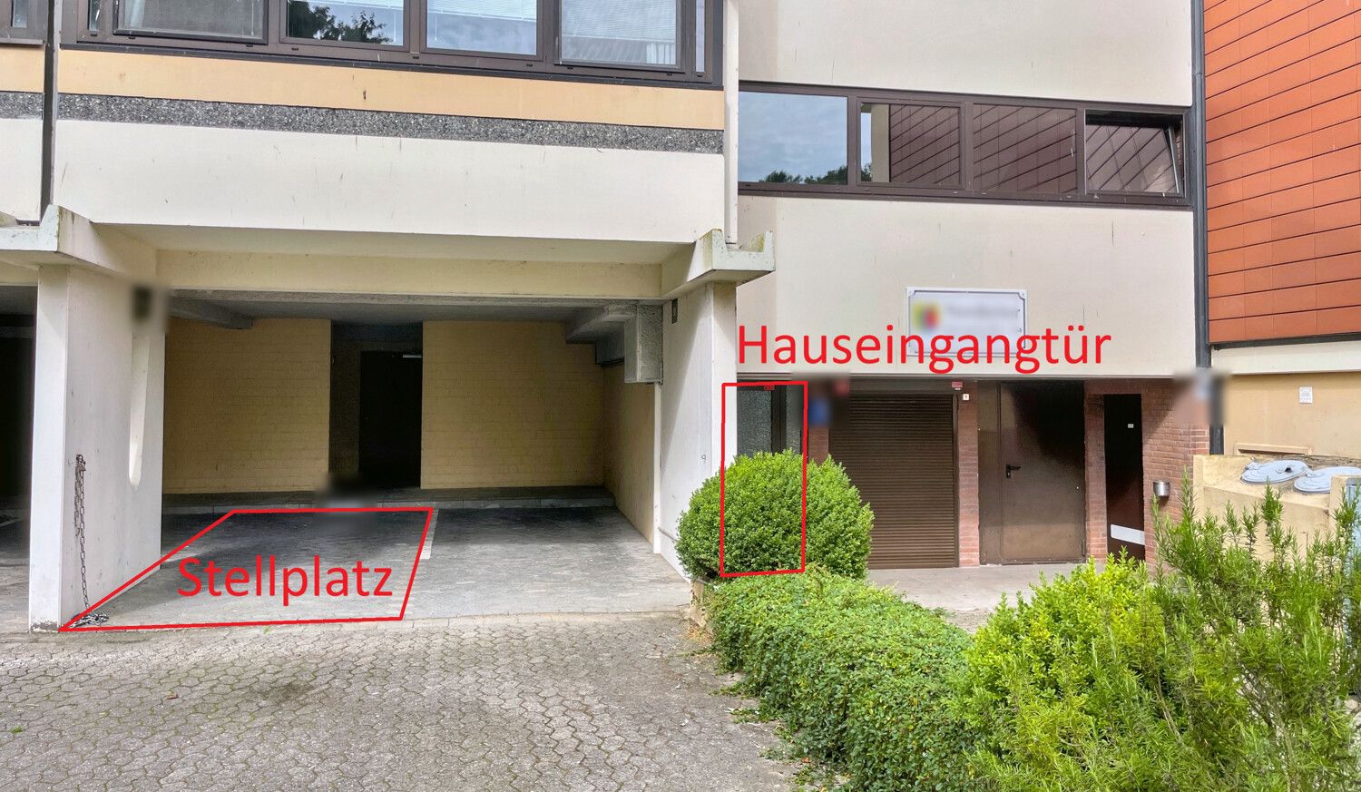Hauseingang und Stellplatz