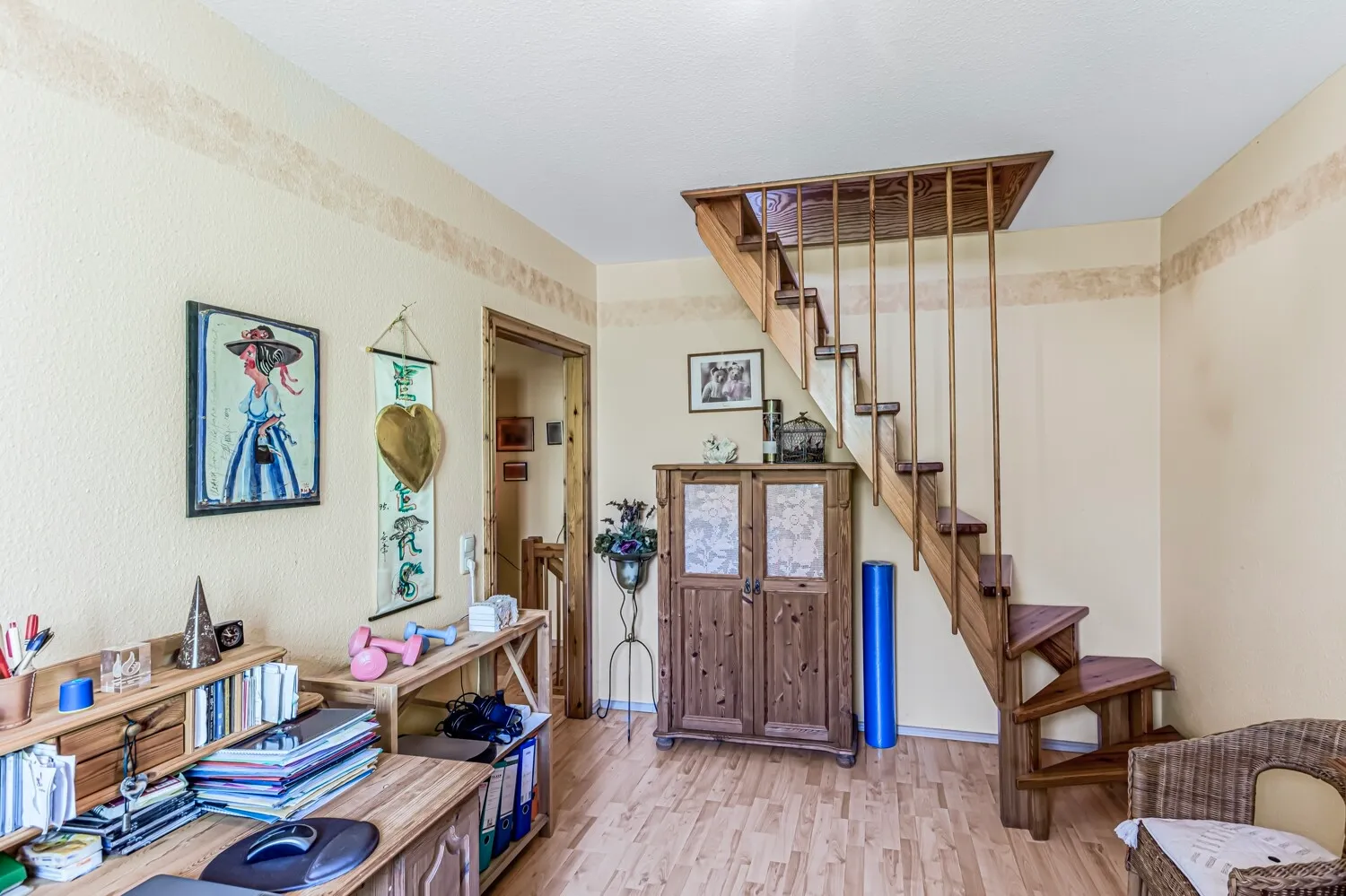 Arbeitszimmer mit Treppe ins Dachgeschoss