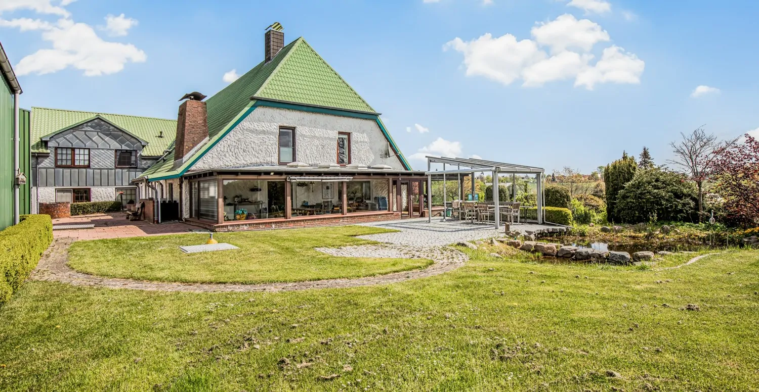 Garten mit Blick aufs Haus