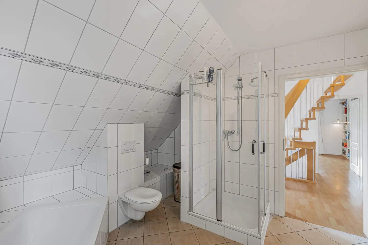 Badezimmer mit Wäscheabwurfschacht