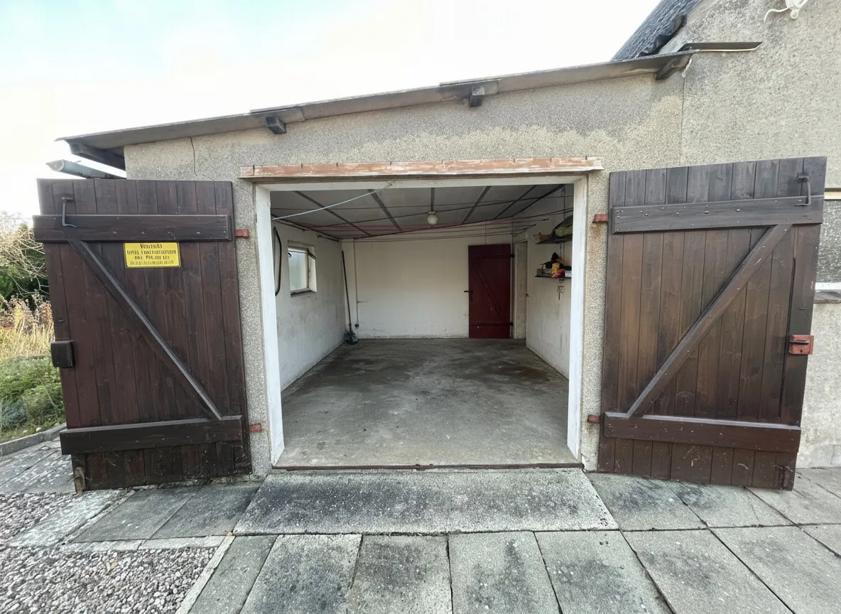 Garage im Nebengebäude