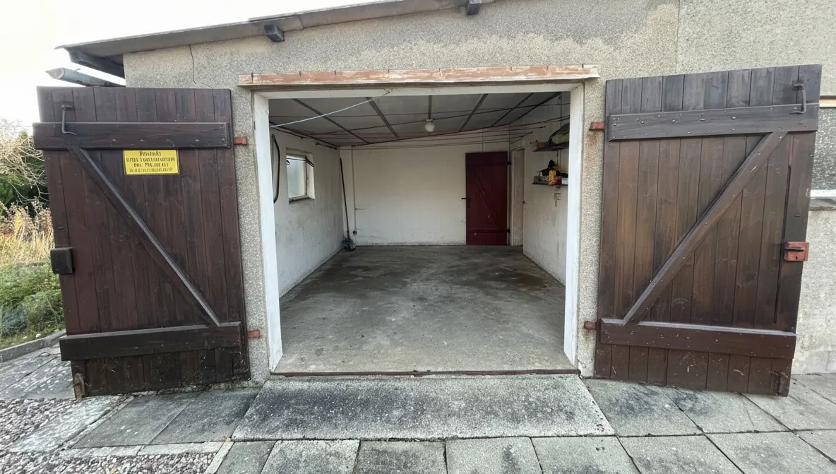 Garage im Nebengebäude