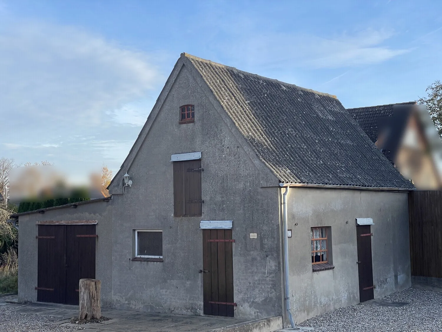 Nebengebäude mit Garage