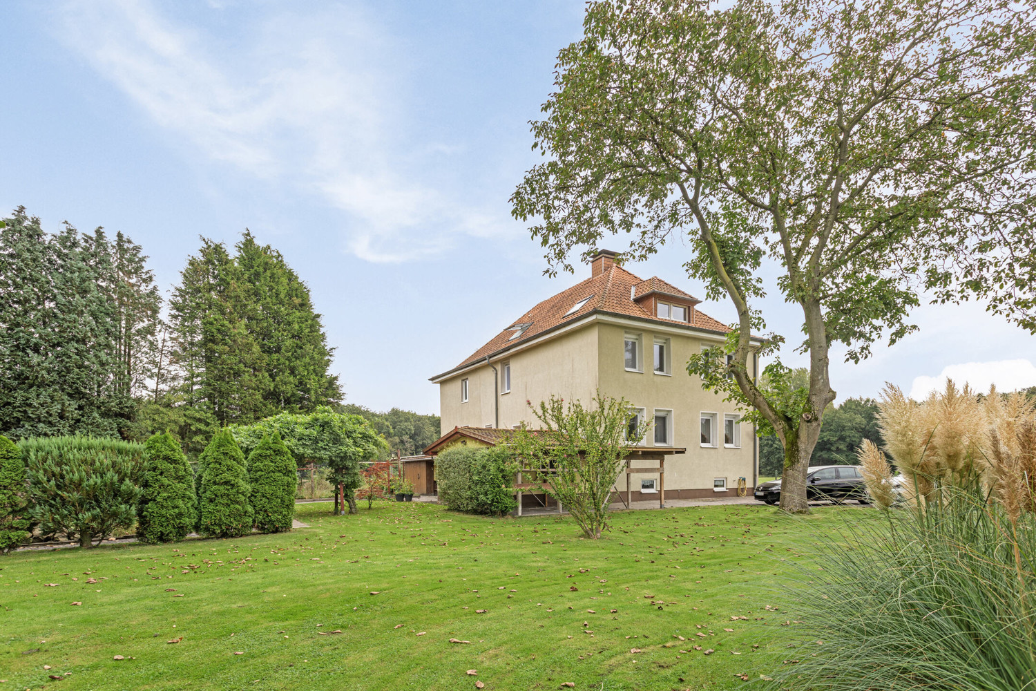 Großzügiges Mehrgenerationenhaus in naturnaher Alleinlage