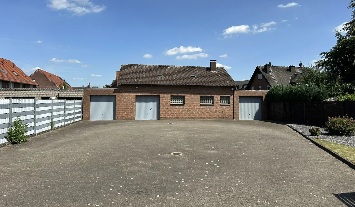 LAger-/Werkstattgebäude