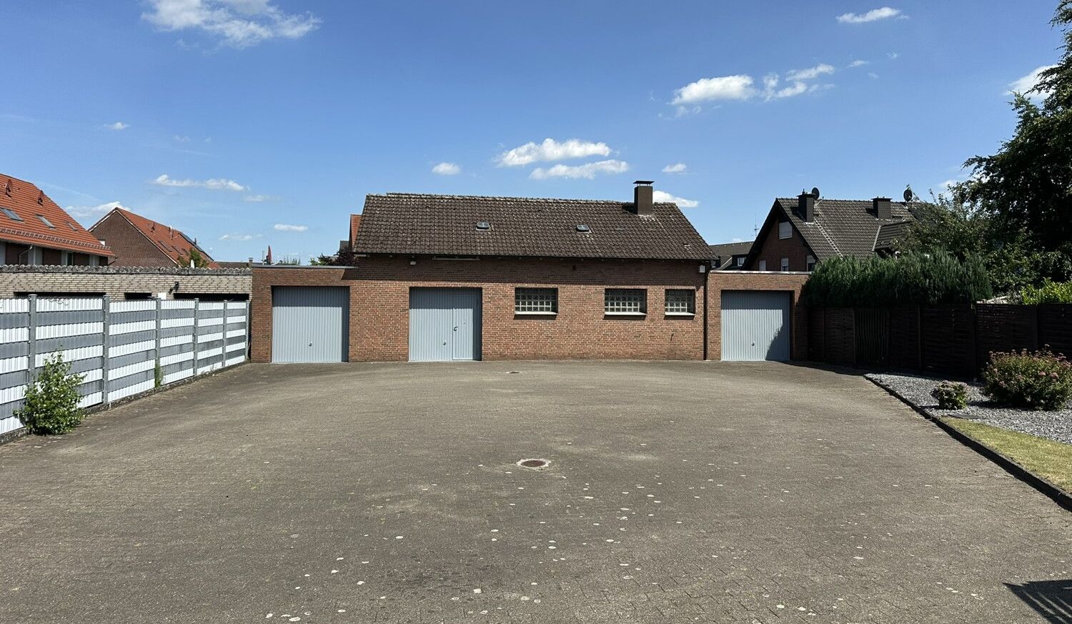 LAger-/Werkstattgebäude