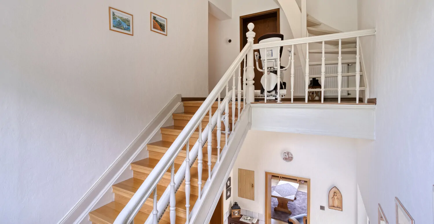 22 Treppe zum Obergeschoss