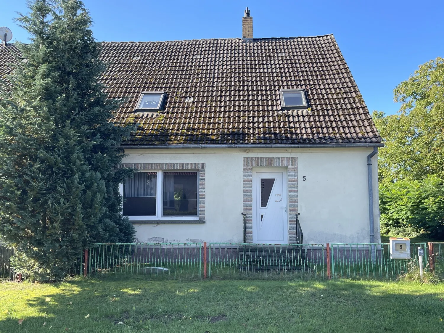 Vacant semi-detached house with kitchen and bathroom plus apple tree and outbuilding in the Nordwestuckermark region