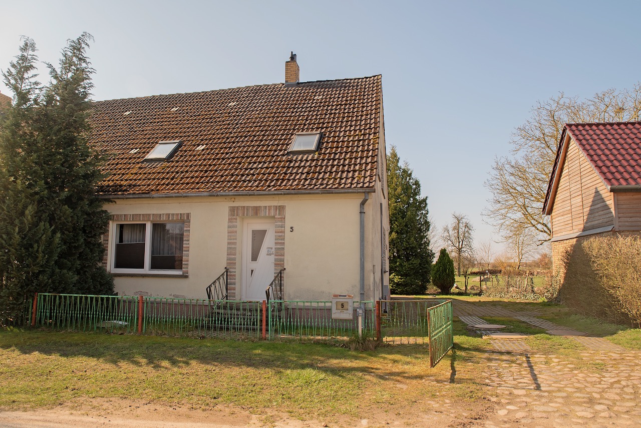 2 Grundstückszufahrt neben Hausgiebel