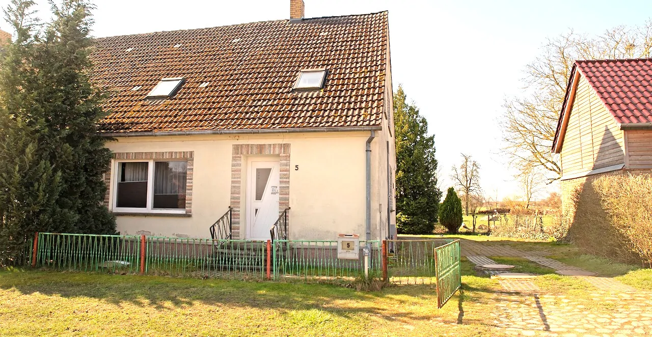 2 Grundstückszufahrt neben Hausgiebel