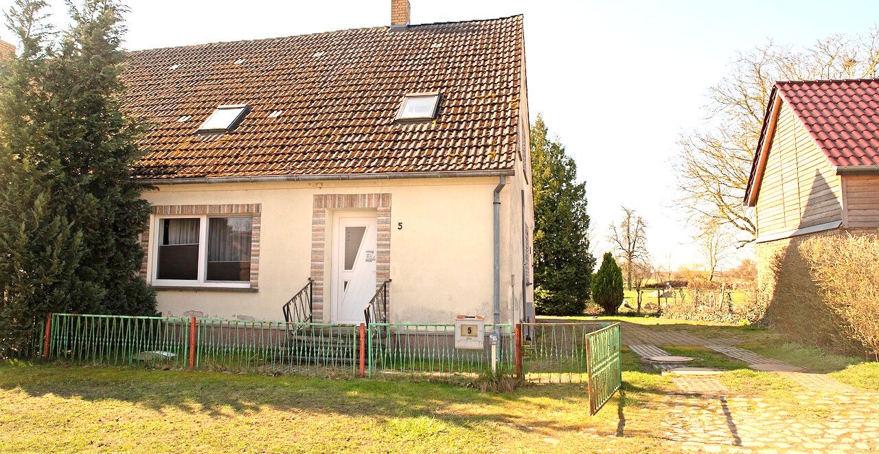 2 Grundstückszufahrt neben Hausgiebel