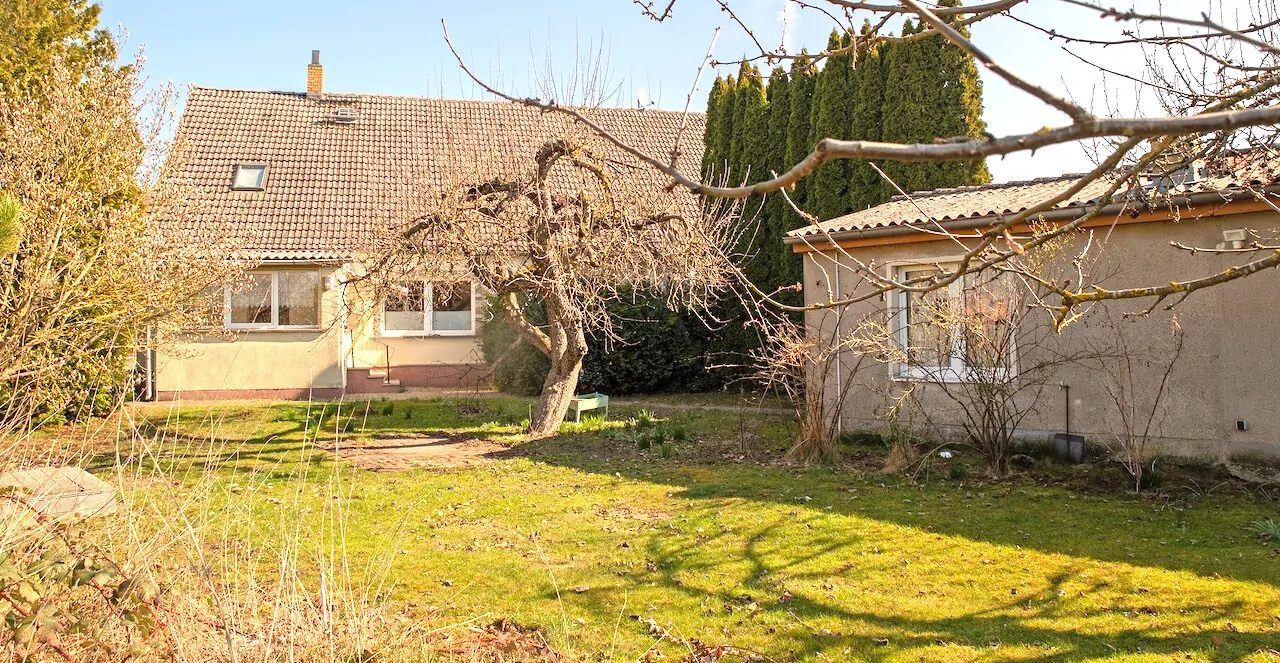 7 Blick vom Hof auf Haus und Nebengebäude