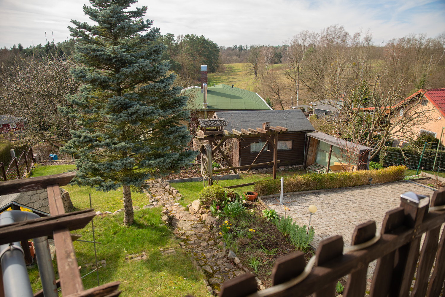 8 Blick vom Haus über den Garten