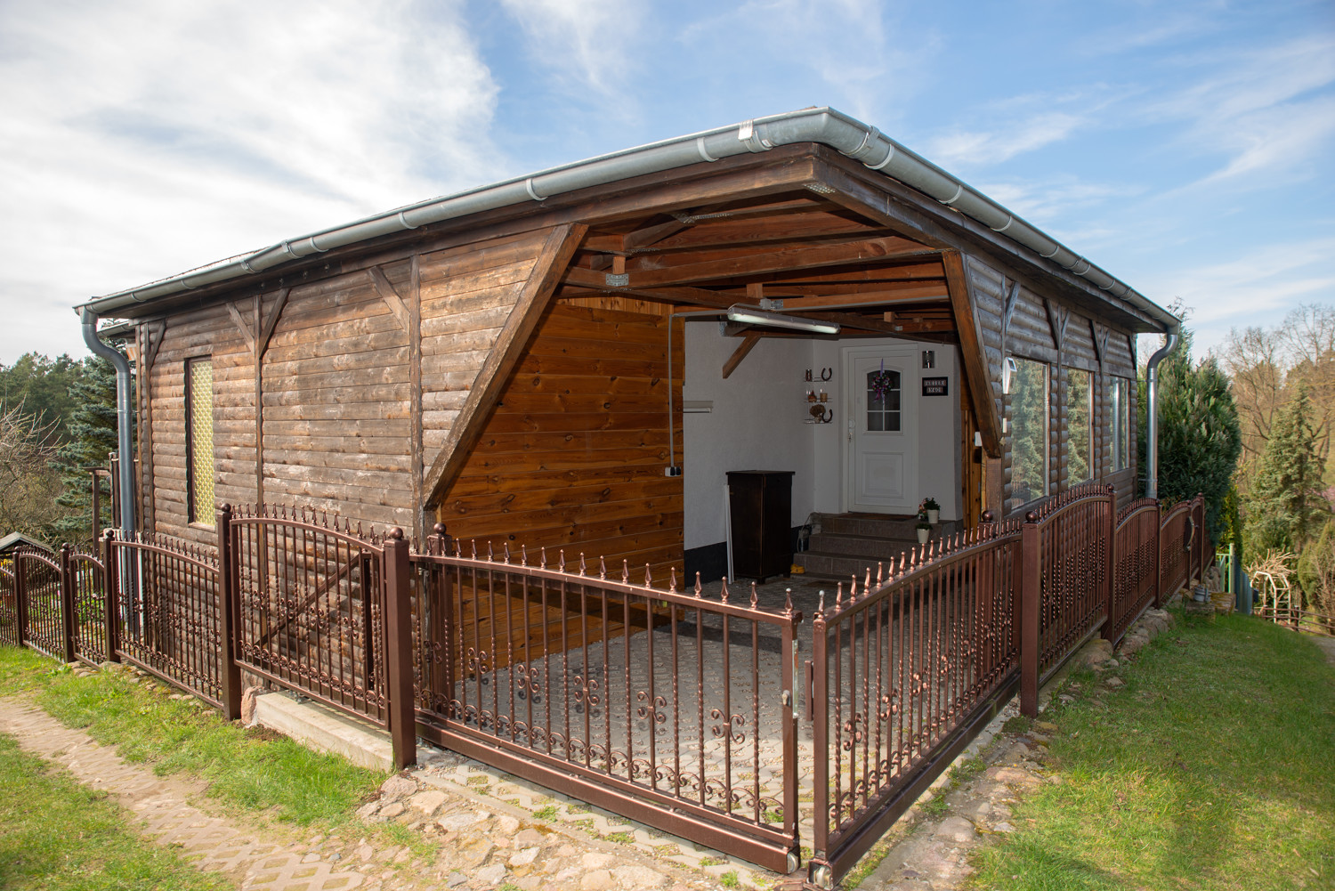 12 Carport mit Lagerraum und Hauszugang