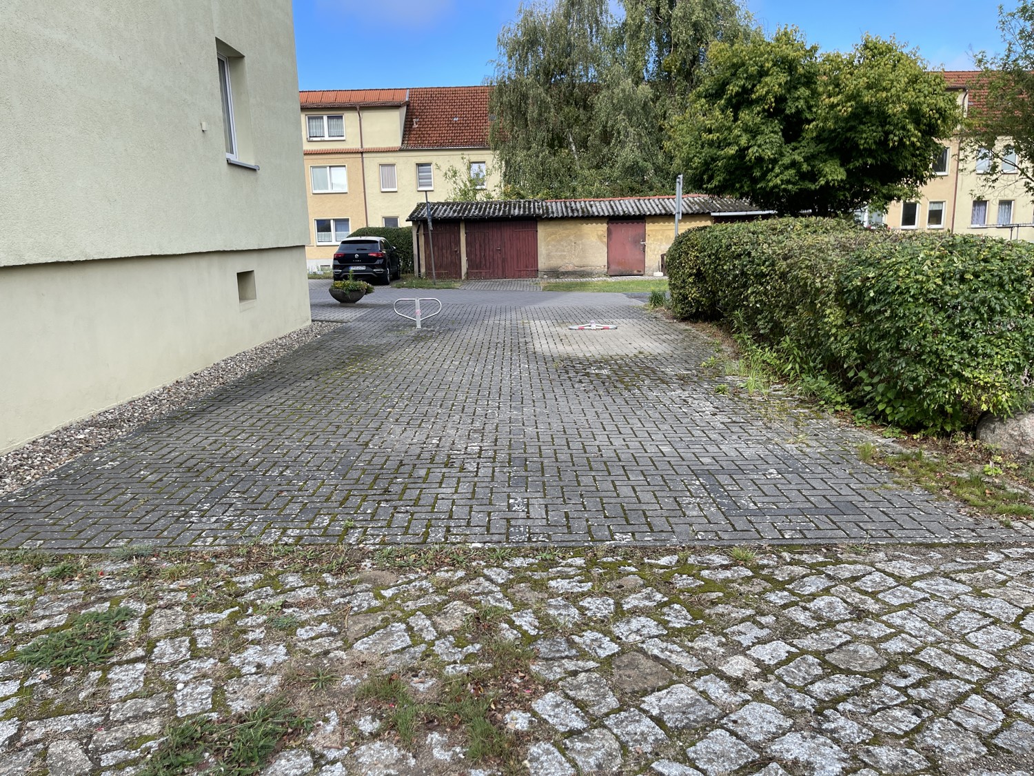 6 Zur Wohnung gehörende PKW-Parkfläche an der Giebelseite