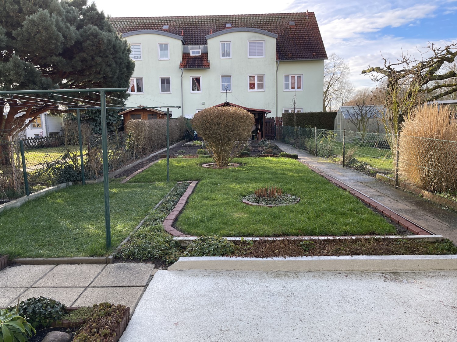 5 Blick vom Haus in den Garten zum Gartenhaus