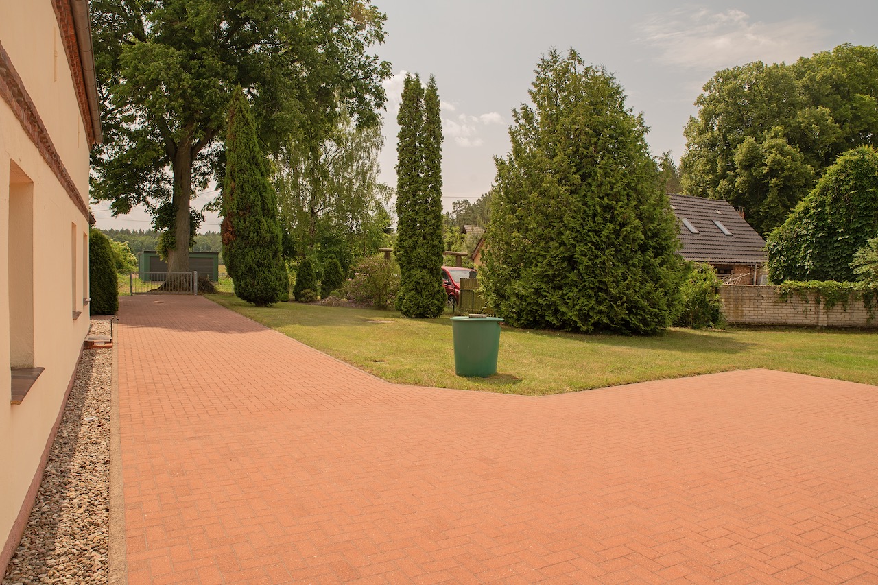 2 Blick vom Haus zur Grundstückszufahrt