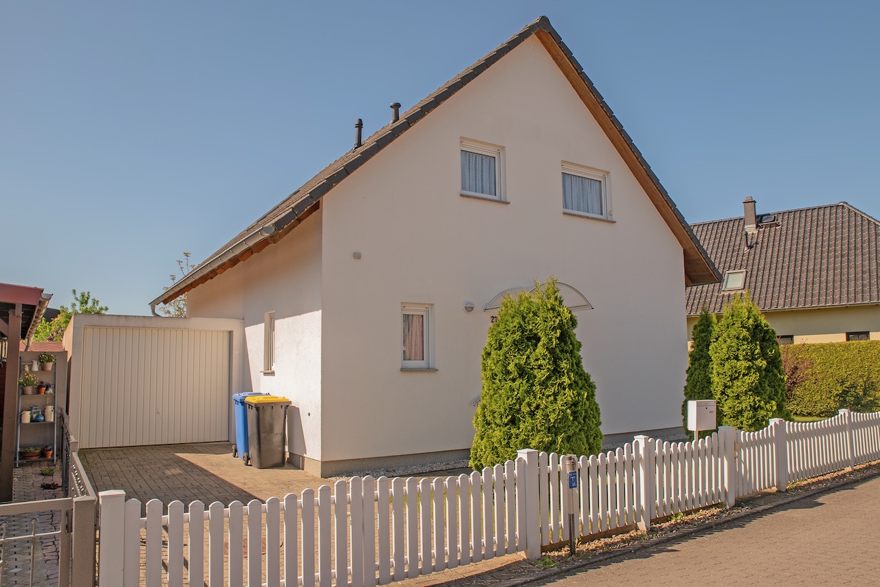 1 Straßenansicht mit Garage