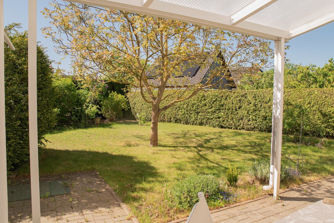 6 Blick von der Terrasse in den Garten